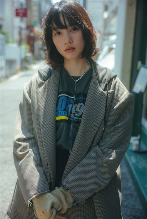 のん エログラビア谷間晒し 柔らかおっぱい強調 胸揺れ風ショット