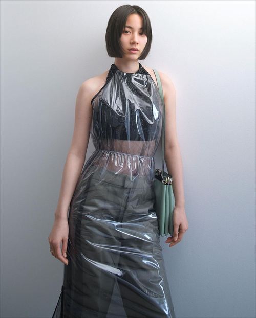 のん グラビアおっぱい丸出し 深い谷間ドレス風 セクシー特写