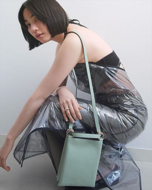 のん 谷間全開グラビアショット 豊満バストこぼれそう エロさ満点