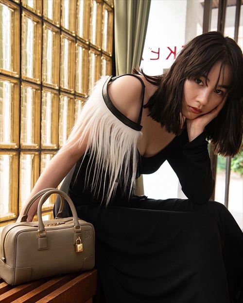 のん おっぱい丸出しグラビア 深い胸元強調 谷間全開高画質