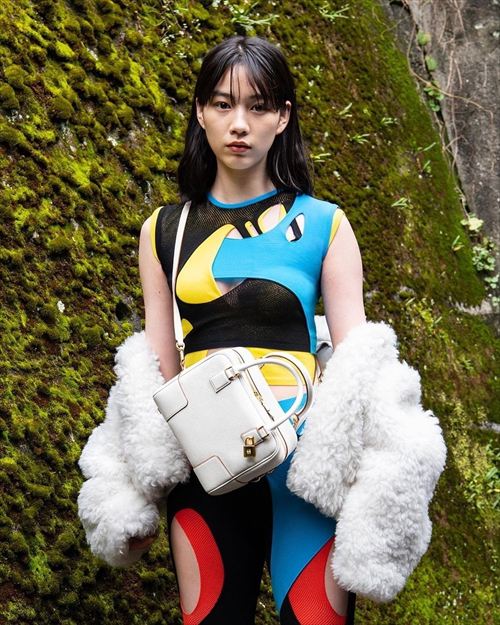 のん グラビア谷間エロショット 柔らかバストこぼれそう セクシー特写