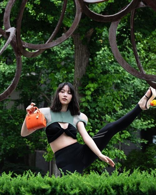 のん 胸元大胆グラビア おっぱい揺れ強調 谷間丸見えエロ画像