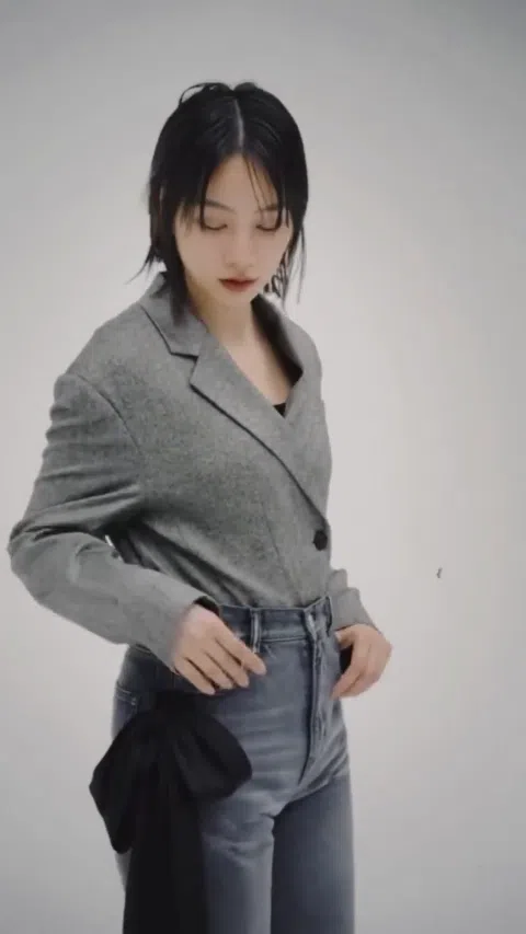 のん 豊満バストこぼれ落ちそう エロい谷間全開ドレス レッドカーペット歩行シーン