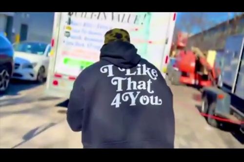 ラッパーのPVでセクシーな全裸女性の背景画像