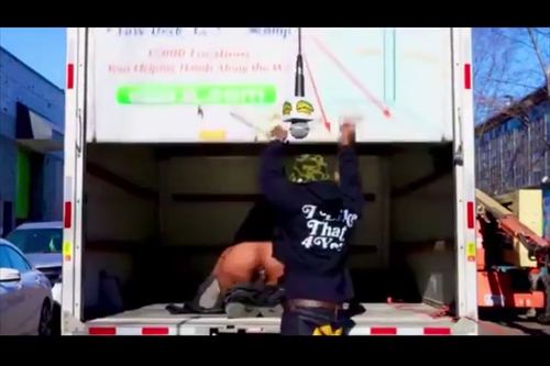 ラッパーの新作PVで過激なエロ背景のシーン