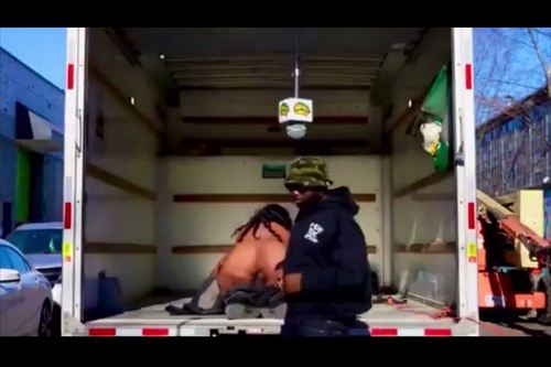 ラッパーPVの全裸女性が映るセクシーな背景