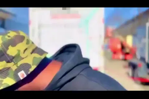 ラッパーのPVで全裸女性が映るエロい背景画像