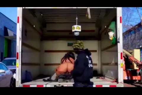 ラッパーPVのセクシーな背景に映る過激なエロシーン