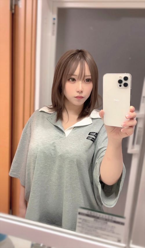 れちゃん ランジェリー服たくし上げ 超巨乳谷間露わエロ自撮り