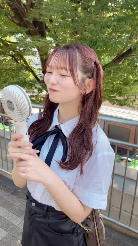 佐山すずか 巨乳とくびれが際立つエロいGIF