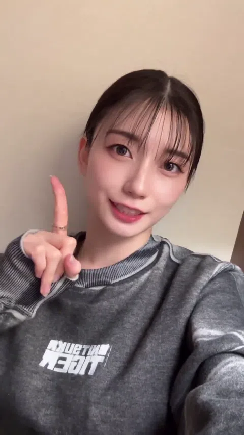 瀬戸環奈がファンと密着ツーショット撮影