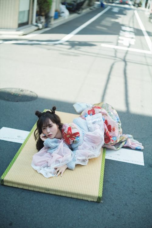 鈴木Mob. 道路畳ロリータドレス寝そべり 屋外可愛いアイドルグラビア