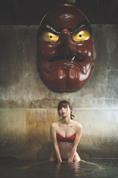 鈴木Mob. 秘湯赤ビキニ跪き 天狗像背景エロティック温泉ショット