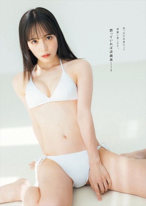 鈴木Mob. 白ビキニ座りショット スタジオ清純美乳谷間グラビア