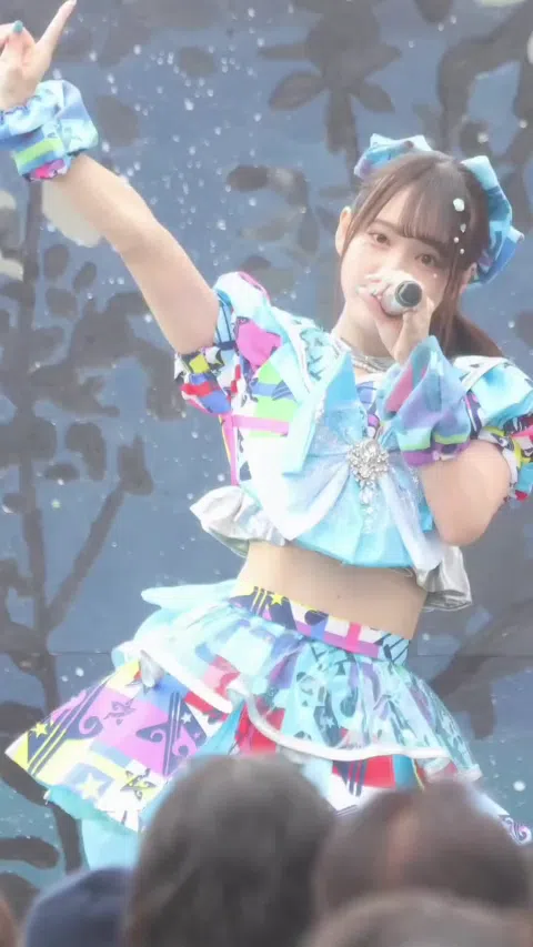 鈴木Mob. ライブステージ カラフルアイドル衣装 ピースサイン歌唱ショット 煌めきアンフォレント