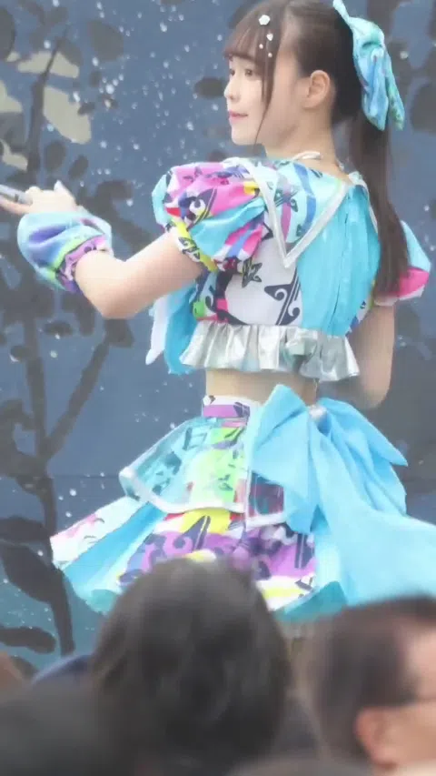 鈴木Mob. 後ろ姿ライブ ツインテールリボン 青ミニスカート セクシーアイドルパフォーマンス