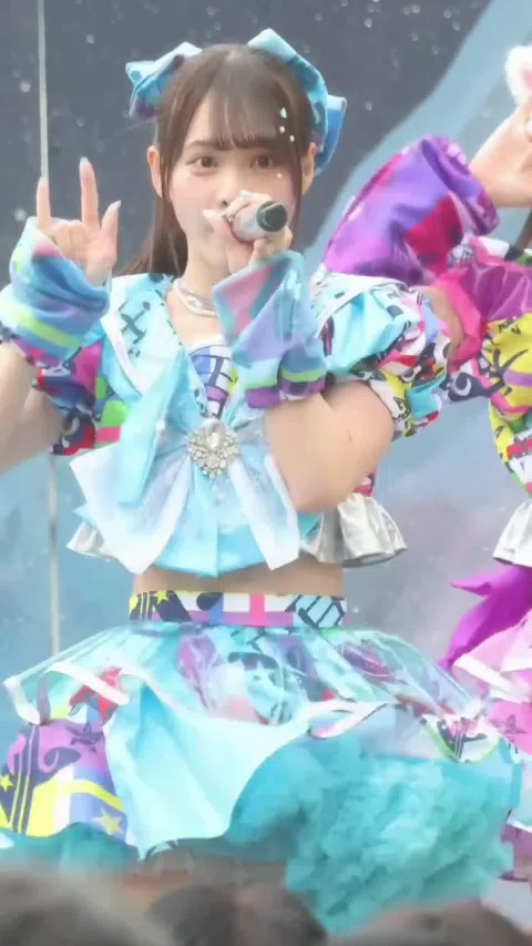 鈴木Mob. マイク持ち歌う姿 グループメンバーとステージ 可愛いアイドルグラビア 風呂キャン界隈