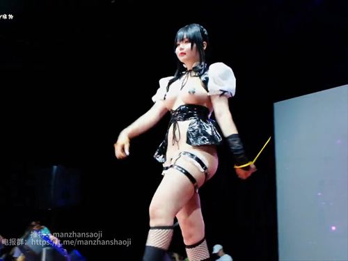 台湾イベントでセクシーレイヤーがカメラを独占