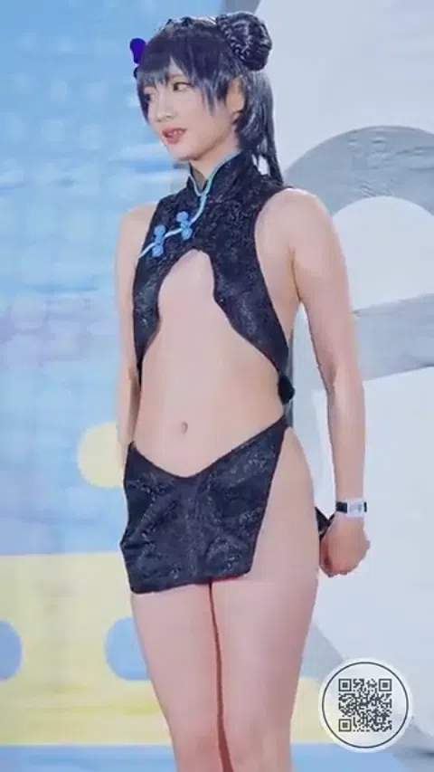 台湾コスプレイベントのほぼ全裸のレイヤーがカメラ小僧を魅了