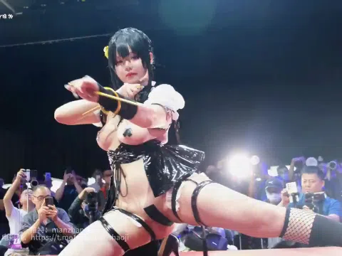 台湾コスプレイベントの過激な衣装で注目を集めるレイヤー