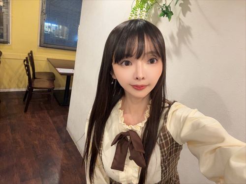 東堂とも エロ自撮り 極小水着で美乳チラリ