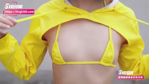 撮影現場で乳首がポロリしたグラビアアイドルの過激画像