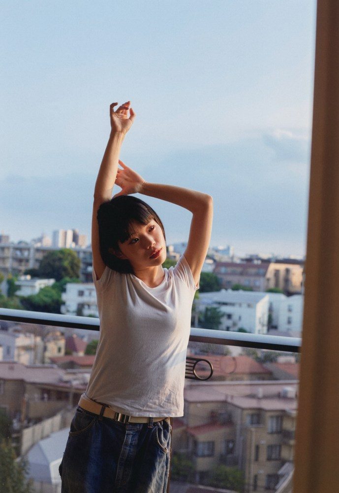 アイナ・ジ・エンド、セミヌードおっぱいエロ画像