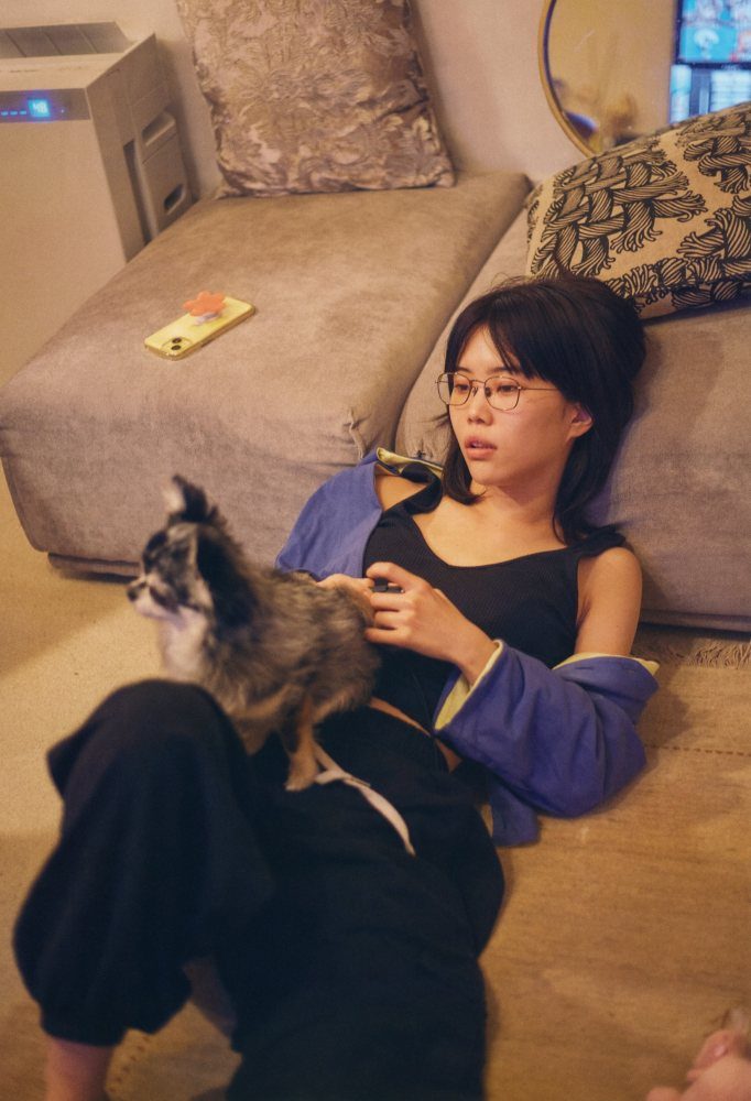 アイナ・ジ・エンド、セミヌードおっぱいエロ画像