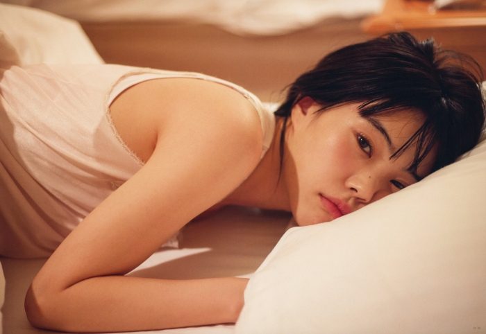 アイナ・ジ・エンド、セミヌードおっぱいエロ画像