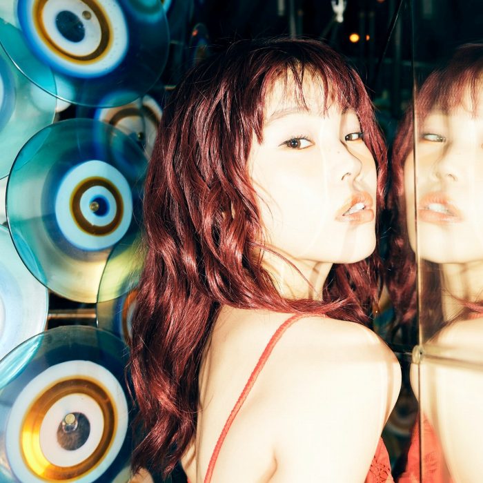 アイナ・ジ・エンド、セミヌードおっぱいエロ画像