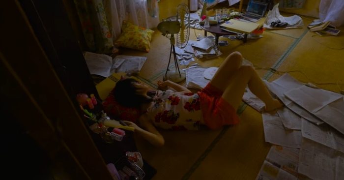 アイナ・ジ・エンド、セミヌードおっぱいエロ画像