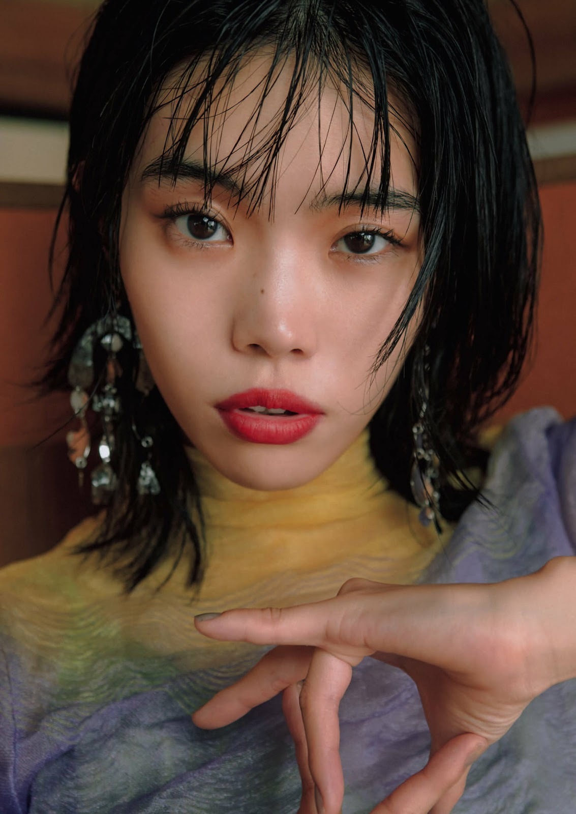 アイナ・ジ・エンド、セミヌードおっぱいエロ画像