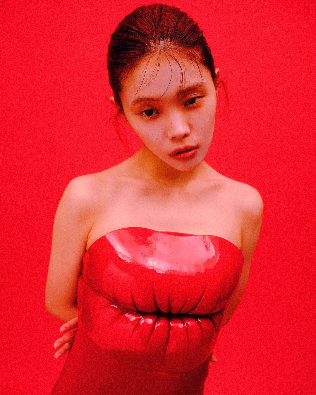 アイナ・ジ・エンド、セミヌードおっぱいエロ画像