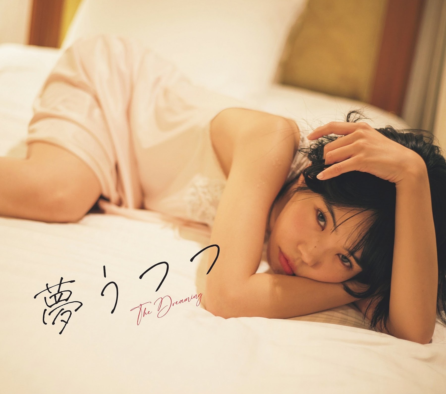 アイナ・ジ・エンド、セミヌードおっぱいエロ画像