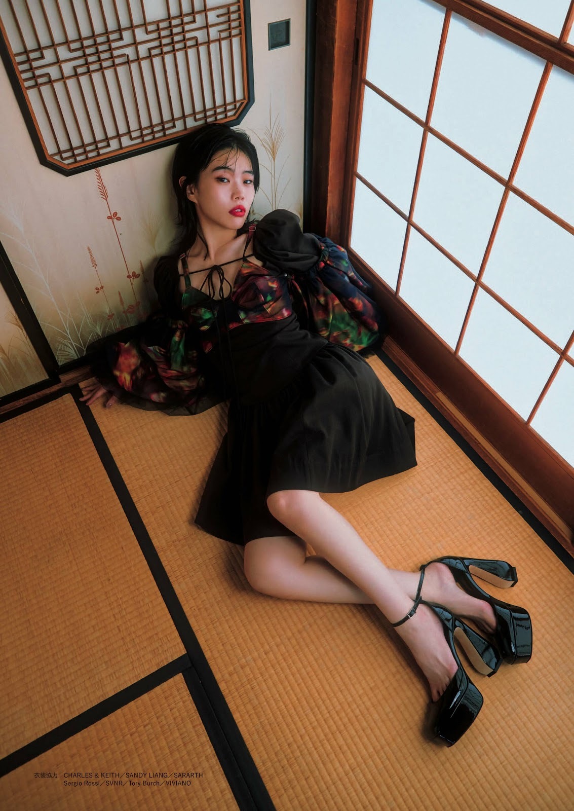 アイナ・ジ・エンド、セミヌードおっぱいエロ画像