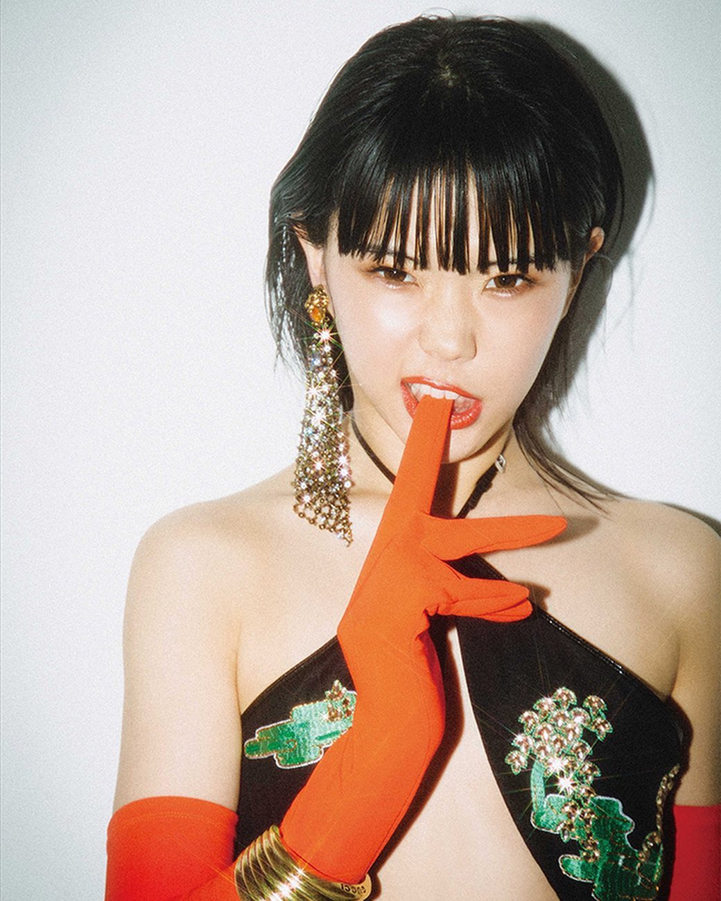 アイナ・ジ・エンド、セミヌードおっぱいエロ画像