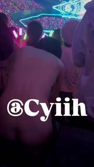 全裸でペンライト振るSnowManジャニオタ 巨乳揺れまくりで視聴者悶絶の炎上動画