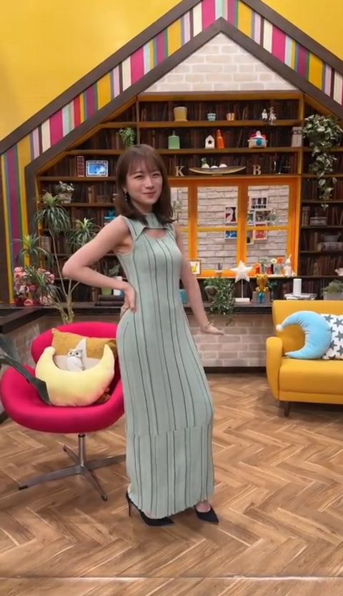 秋元真夏、タイト過ぎなノースリワンピで身体のラインくっきり！胸も尻も丸わかりにｗｗ（エロ動画）