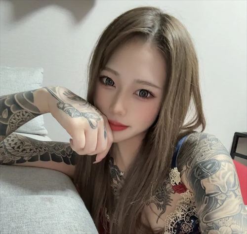 天沢りん 背中タトゥー 龍 2025年11月