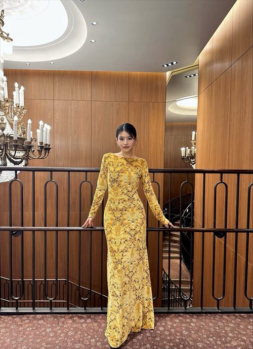 出口夏希 東京国際映画祭 レッドカーペット 背中全開 お尻谷間 ヌケるエロショット