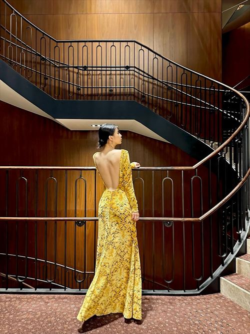 出口夏希 イエロードレス 後ろ姿エロ ヒップ強調 見えそうお尻 シコい