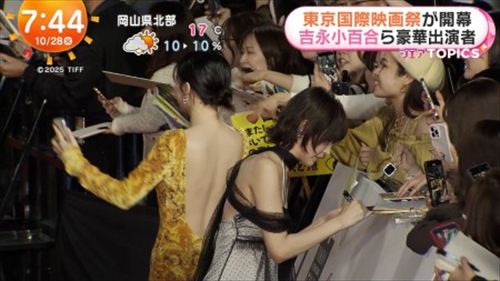 出口夏希 東京映画祭 総柄ドレス 背中丸出し 谷間覗き 夜のオカズ