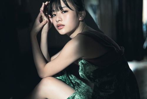 出口夏希 南沙良共演 ドレス お尻見えそう 背中輝く 妄想画像