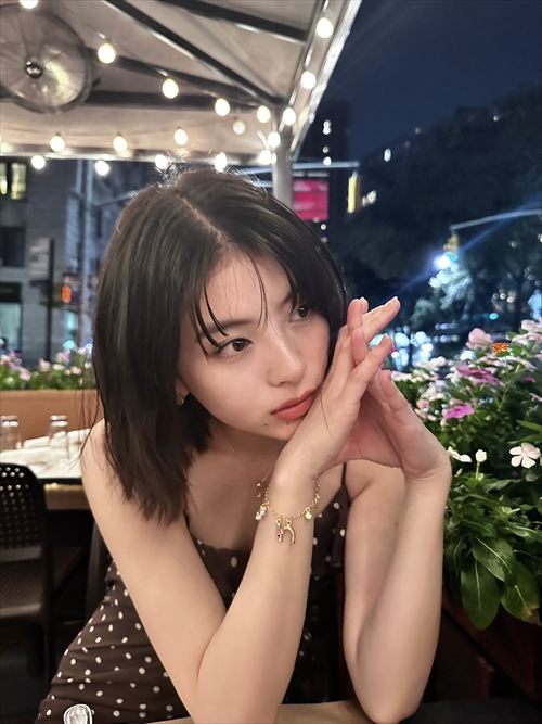 出口夏希 振り返り姿 エロ お尻曲線くっきり 背中輝き