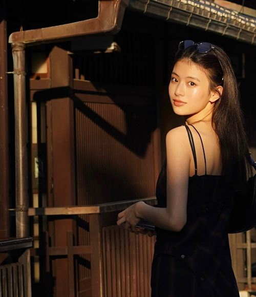 出口夏希 万事快調 プロモドレス 背中丸見え お尻チラ エロ画像満載