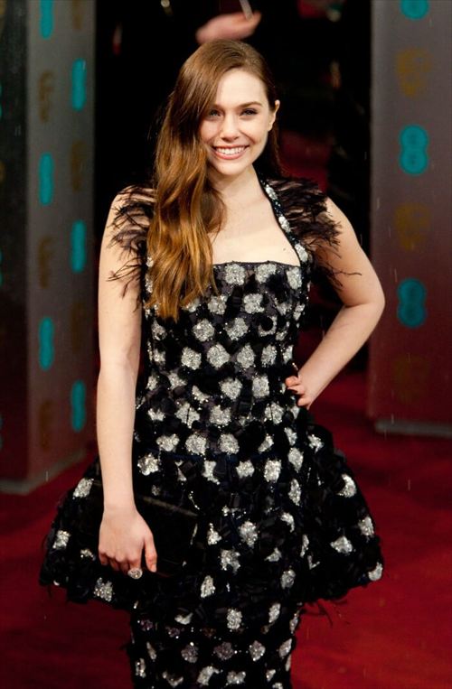 エリザベス・オルセン インタビューシーン 自然な表情 2025最新