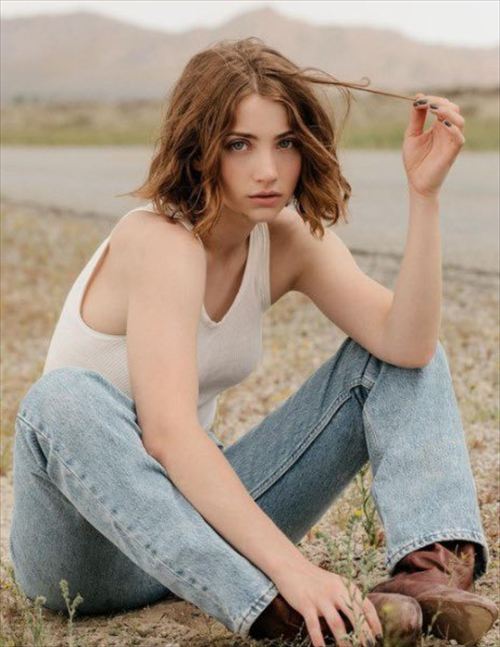 エミリー・ラッド（emily rudd）のおっぱい「Hunters」エロシーン