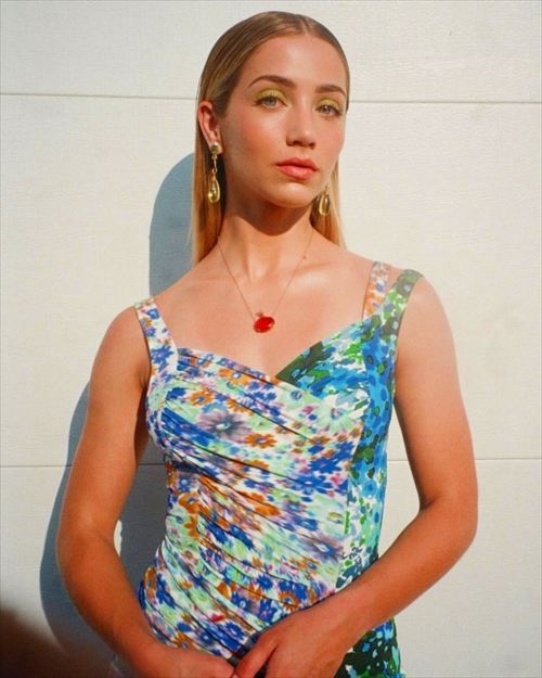 エミリー・ラッド（emily rudd）のおっぱい「Hunters」エロシーン