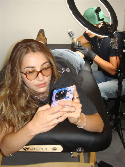 エミリー・ラッド（emily rudd）のおっぱい「Hunters」エロシーン