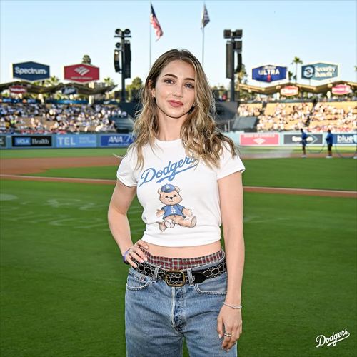 エミリー・ラッド（emily rudd）のおっぱい「Hunters」エロシーン